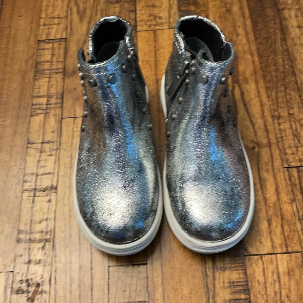 Girls size 8 silver boots NWOT